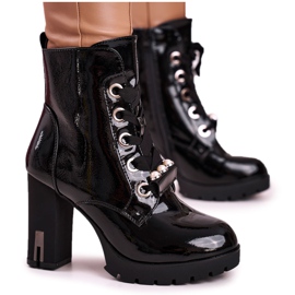 Bottines Noires Laquées Miroir Noir Sur Une Barre Avec Des Perles
