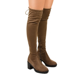 Bottes en daim sur le poste du kaki de Hekran vert