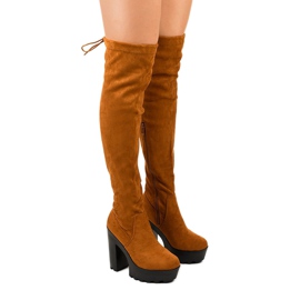 Bottines en daim camel sur le post Carrum kaki brun