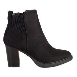Super Mode Bottines noires sur un poteau