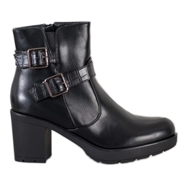 Bestelle Bottes sur un poteau noir