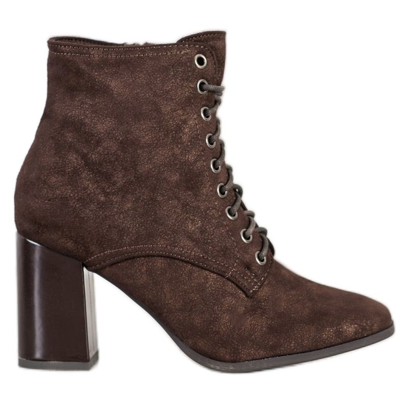 Kylie chaussons attachés sur un poteau brun