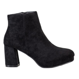 SHELOVET Bottines en daim sur un bar noir