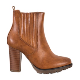 Super Mode Bottines brunes sur un poteau
