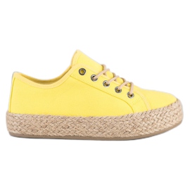 Kylie Sneakers sur une plate-forme de paille jaune