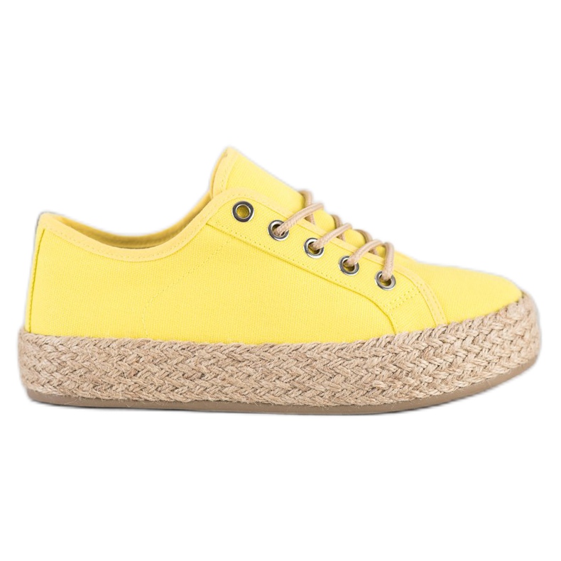 Kylie Baskets sur une plate-forme de paille jaune