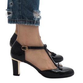 Escarpins noirs sur le poteau 2239-3