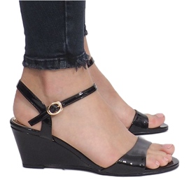 Sandales laquées noires sur un délicat talon compensé Queen