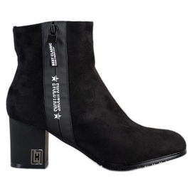 Gogo Bottes sur un poste Evolutions noir