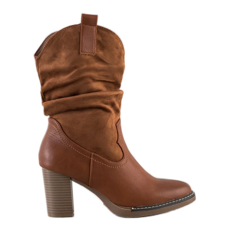 Super Mode Bottes de cowboy sur un poteau brun