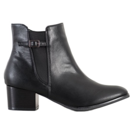 Kylie Bottes sur un poste bas le noir