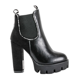 Bottines noires sur le poteau M380