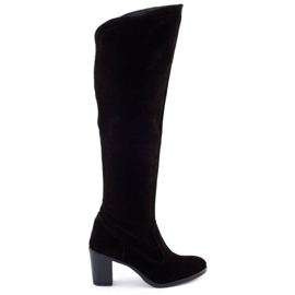 Olivier Bottes isolées Agnes sur un poteau noir