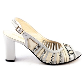 Sandales grises sur le poteau H-51