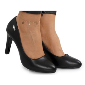 PJ1 Escarpins Eliana noirs classiques sur un bar