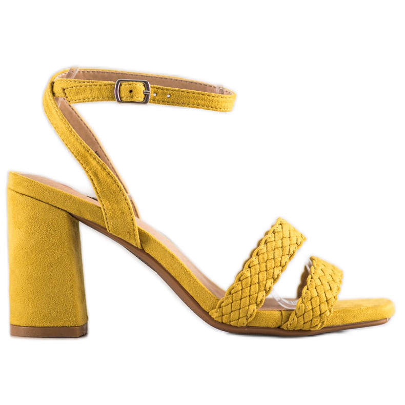 Kylie Sandales en daim sur un bar jaune