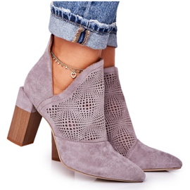 Bottes ajourées sur un post Michelle gris beige brun