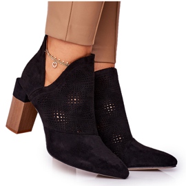 Bottines ajourées noires Michelle sur un poteau le noir