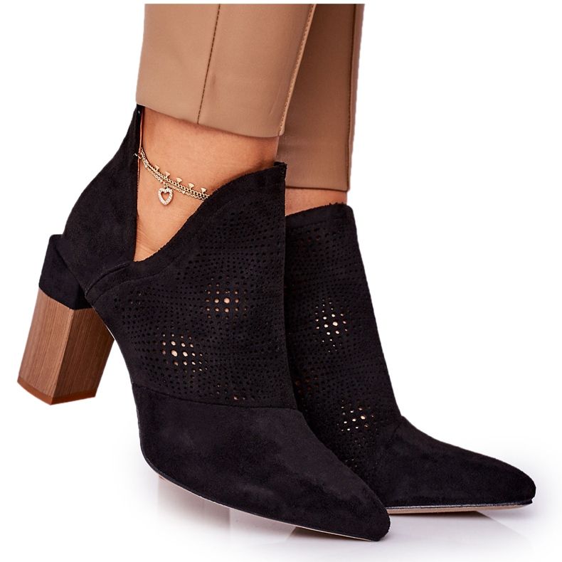 Bottines ajourées noires Michelle sur un poteau le noir