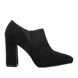 Bottines en daim noir sur le post Carl le noir