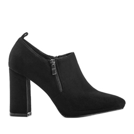 Bottines en daim noir sur le post Carl le noir