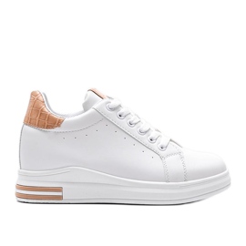 Baskets blanches sur un coin Halle caché beige