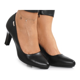 PJ1 Escarpins noirs classiques Eleanor sur un bar