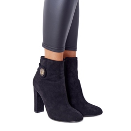 Bottes Classiques Sur Un Poteau Noir Lu Boo le noir