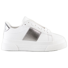 SHELOVET Baskets avec cuir écologique sur la plate-forme blanc