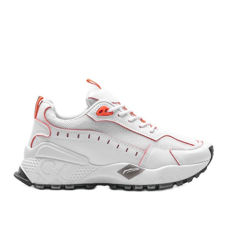 Les baskets de sport blanches d'Ericka Les baskets de sport blanches d'Ericka