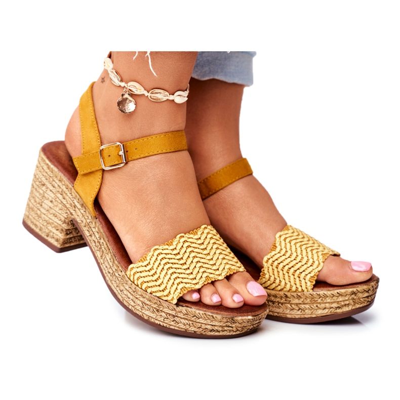 EVE Sandales jaunes Fobi pour femmes sur un talon haut beige EVE Sandales jaunes Fobi pour femmes sur un talon haut beige