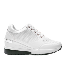 Baskets blanches brillantes sur le coin Mara