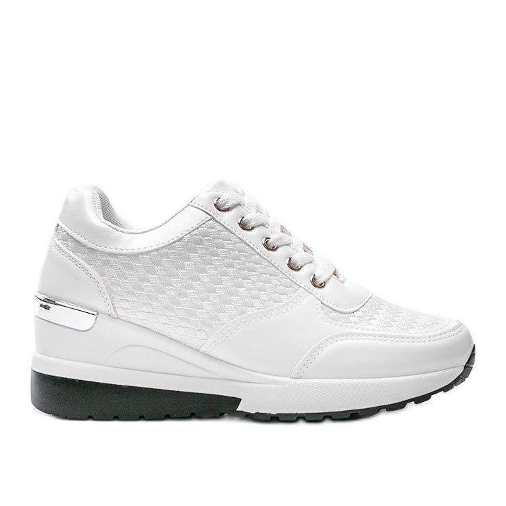 Baskets blanches brillantes sur le coin Mara