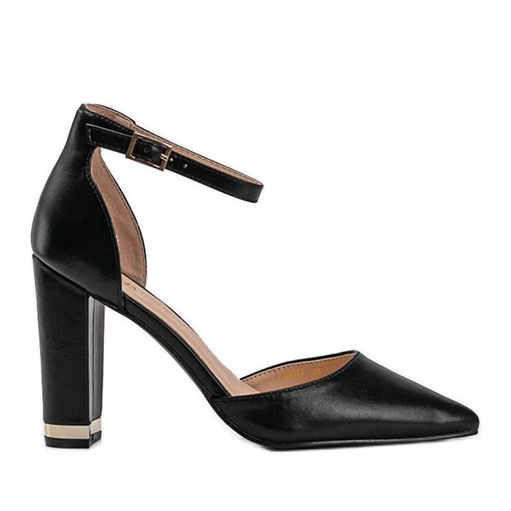 Escarpins noirs sur le post Kaelyn le noir