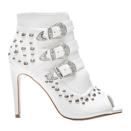 Escarpins blancs sur le talon d'Abigail blanche Escarpins blancs sur le talon d'Abigail blanche