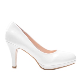 Escarpins blancs sur le talon d'Alisa