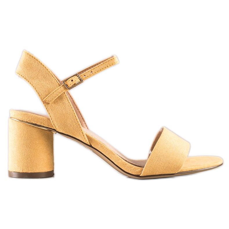 Evento Sandales élégantes sur un bar jaune