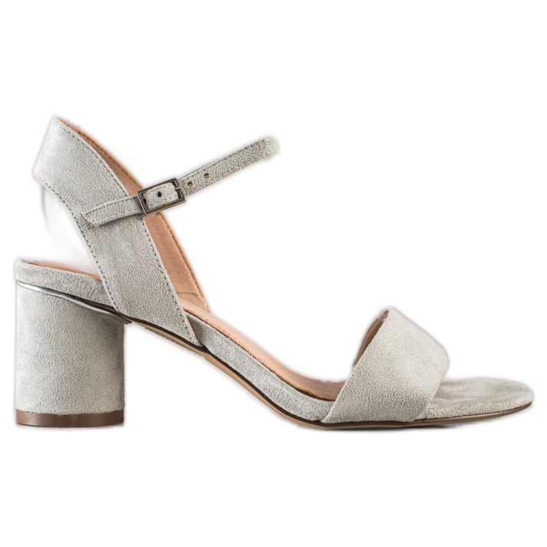 Evento Sandales élégantes sur un bar gris Evento Sandales élégantes sur un bar gris