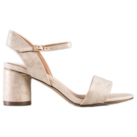 Evento Sandales élégantes sur un bar beige doré