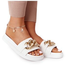 Pantoufles Sur La Plate-Forme Avec Une Chaîne Vacances Blanches doré