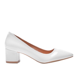 Escarpins blancs laqués sur le bloc Eden