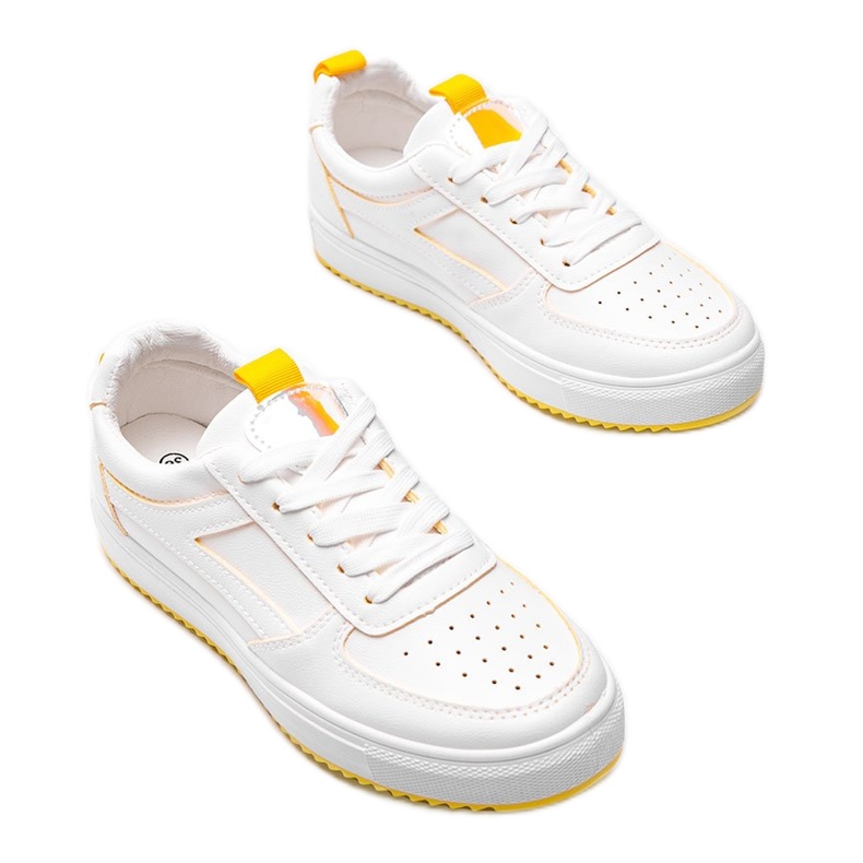 Baskets de sport blanches et jaunes de Maggie