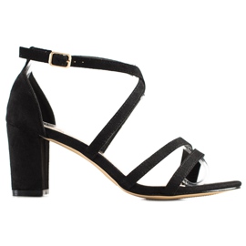 Goodin sandales sur un bar noir