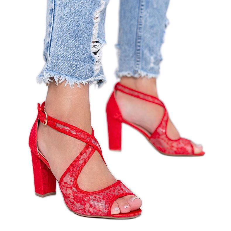 Sandales en dentelle rouge sur le poste Beth
