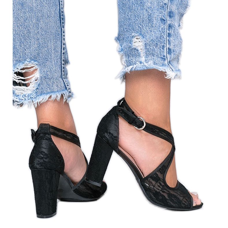 Sandales en dentelle noire sur le post Beth