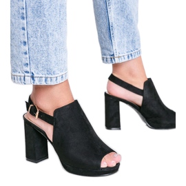 Sandales noires sur un poste de souteneur