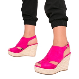 Espadrilles roses sur le coin Pretty Woman rouge