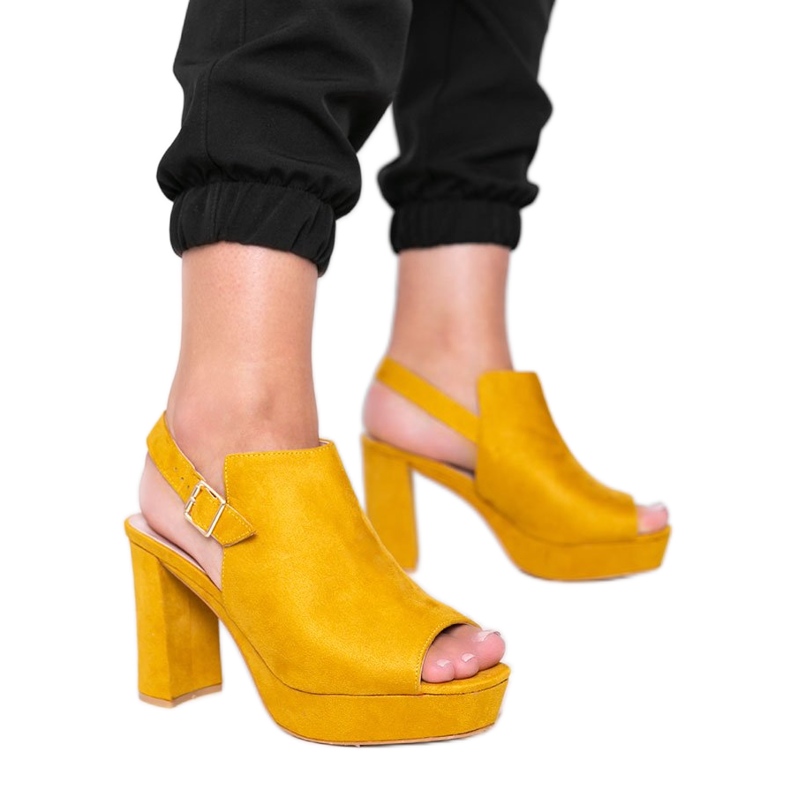 Sandales moutarde sur le Lordly post jaune