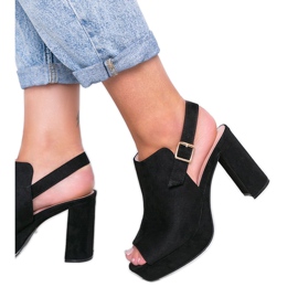 Sandales noires sur le poste de Lordly le noir