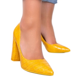 BM Escarpins moutarde sur un motif peau de serpent This Way jaune